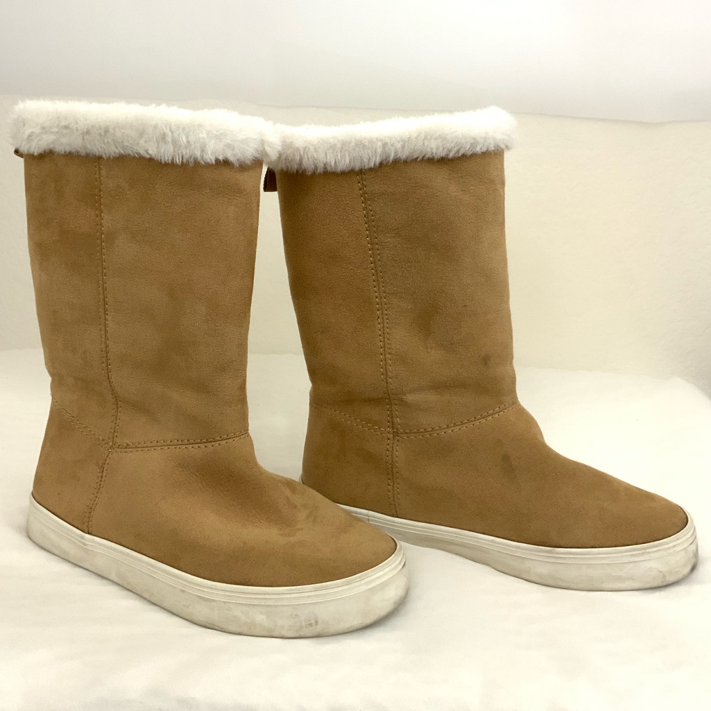Girl’s Old Navy Tall Tan Fur Boots Size 2